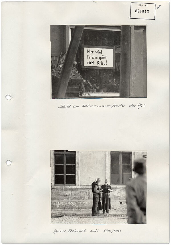 Quelle: BArch, MfS, BV Potsdam, Vorl. A, Nr. 155/89, Bd. 6, Bl. 12 Seite aus einer Stasi-Akte, auf der zwei Fotos aufgeklebt sind. Das Obere zeigt ein Schild an einem Fenster auf dem "Hier wird Frieden geübt, nicht Krieg!" mit der Bildunterschrift "Schild am Wohnzimmerfenster Pf. F". Das untere zeigt zwei Personen vor einem Haus stehend mit der Bildunterschrift "Pfarrer Freimark mit Ehefrau"