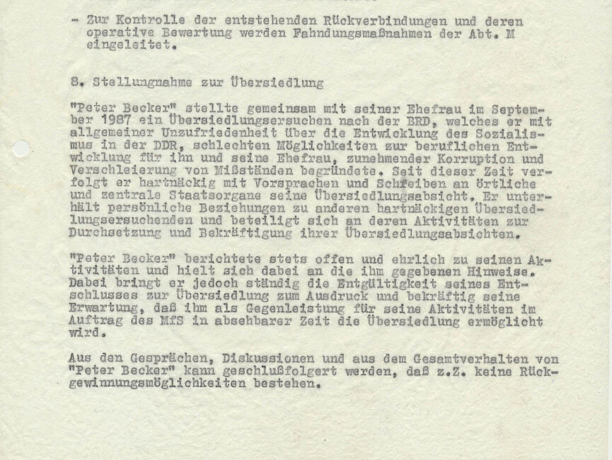 Beurteilung des IM Peter Becker: Zuerst wird seine Anwerbung und bisherige Aufträge rekapituliert und seine Zuverlässigkeit als positiv bewertet. Es wird erklärt, welche Kenntnisse der IM über die Stasi hat, wie seine geplante Übersiedlung in den Westen seitens der Stasi vorzubereiten ist und wie die Stasi die Gewährung der Übersiedlung in seinem rechtfertigt. Seite 3