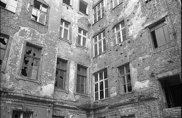 Hinterhof in Berlin Prenzlauer Berg, 28. Februar 1989; Foto: Robert Conrad Schwarz-Weiß-Foto des Hinterhofs eines verfallenden Hauses in Ost-Berlin Prenzlauer-Berg