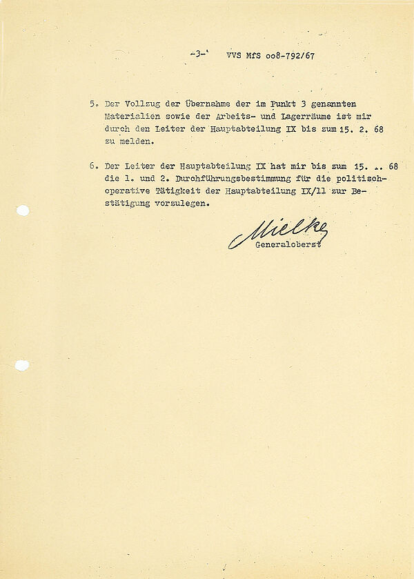 Der Befehl formuliert den Auftrag der HA IX/11 und erklärt, welche Unterlagen die Stasi-Archivabteilung XII an das NS-Archiv abzugeben hat. Seite 2