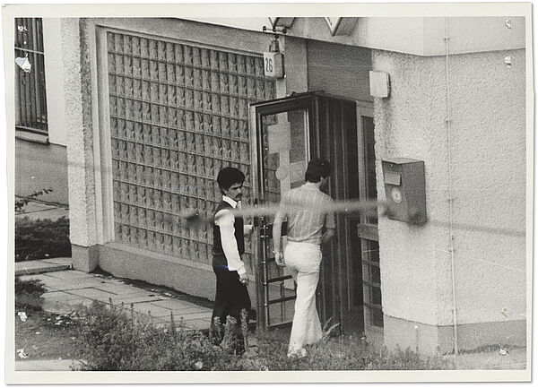 Stasi-Observationsfoto: Einer der Männer (links), die an dem Attentat auf die West-Berliner Diskothek "La Belle" beteiligt waren, beim Betreten der libyschen Botschaft in Ost-Berlin, Juni 1986 Schwarz-Weiß-Foto zweier Männer, die ein Gebäude betreten.
