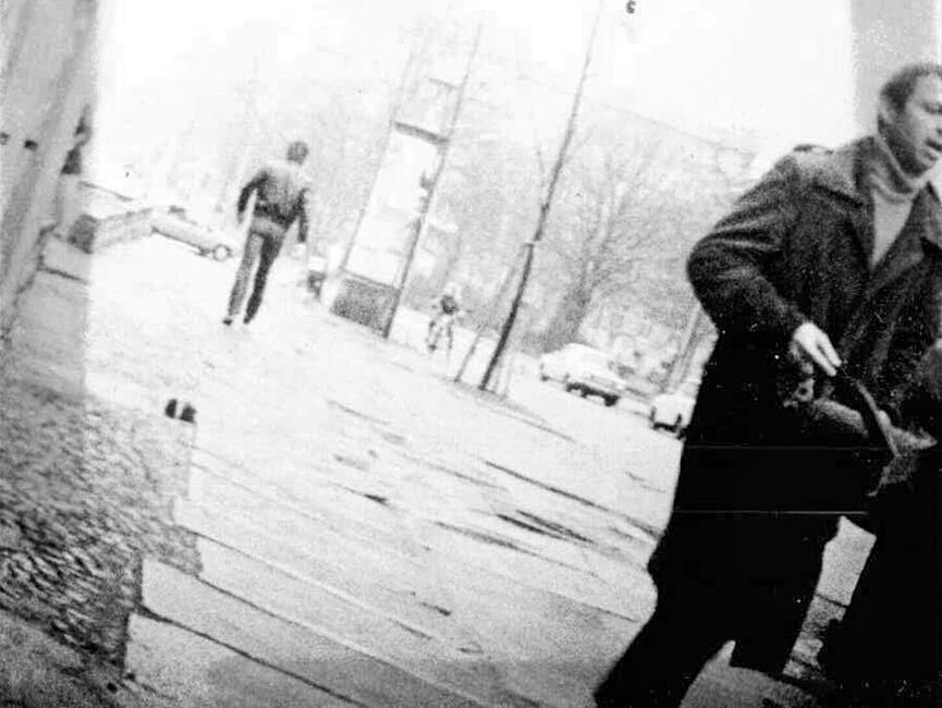 Bildbericht der Observation Radulovics durch Mitarbeiter der HA VIII am 26. März 1985 Schwarz weiß Foto: ein Mann mit Handwagen verlässt das Bild über den rechten Rand