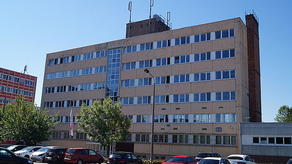 Aussenansicht Stasi-Unterlagen-Archiv Magdeburg: ein sechsstöckiger Büro-Plattenbau.