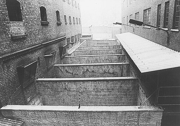 "Freigangboxen" in der UHA Erfurt, 1989; Quelle: Stadtarchiv Erfurt Schwarz-Weiß-Foto, zu sehen sind mehrere mit hohen Betonmauern voneinander abgetrennte kleine Höfe, umgeben von Gebäuden deren Fenster vergittert sind.