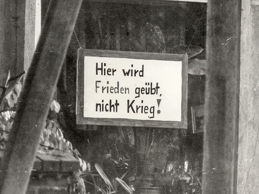 Schild am Wohnzimmerfenster der Pfarrei BArch, MfS, BV Potsdam, Vorl. A, Nr. 155/89, Bd. 6, Bl. 12 (Ausschnitt)