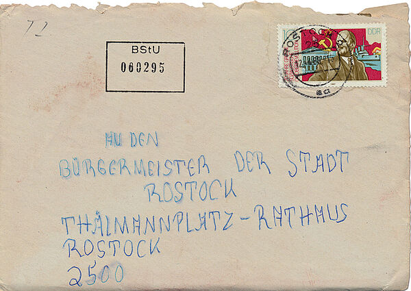 Umschlag eines Briefs von Sylke Glaser an den Bürgermeister der Stadt Rostock; BArch, MfS, BV Rostock, AU, Nr. 1646/88, Bd. 3, Bl. 295 Frankierter Briefumschlag, addressiert an den Bürgermeister der Stadt Rostock.