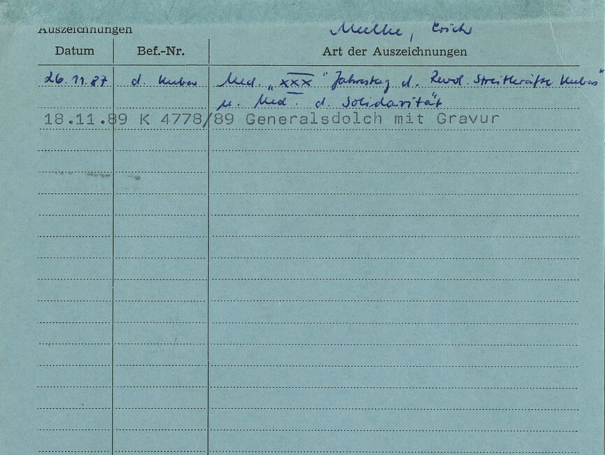 Karteikarte im Format DIN A5 mit einer Liste von Aufzeichnungen, die die Namen der Auszeichnungen und das jeweilige Verleihungsdatum enthält.