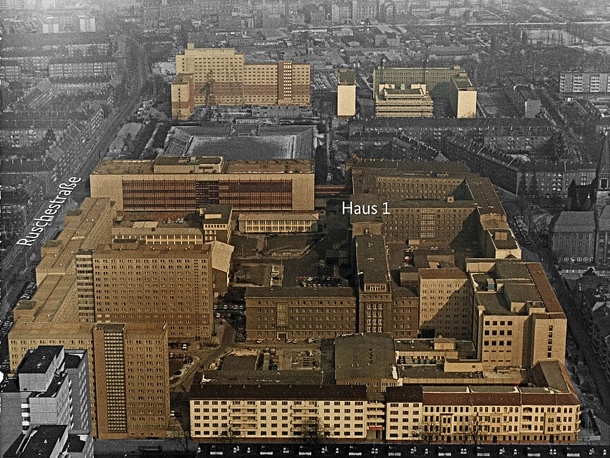 Blick über die Stasi-Zentrale und ihre Umgebung von Süd nach Nord. Die Stasi-Gebäude sind optisch hervorgehoben, Haus 1 und die Ruschestraße sind markiert.