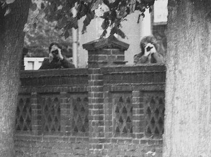 Fotodokumentation der Überwachung des Pfarrers Freimark, o.D. Pfarrer Freimark sowie eine männl. Person fotografieren die Absicherungskräfte