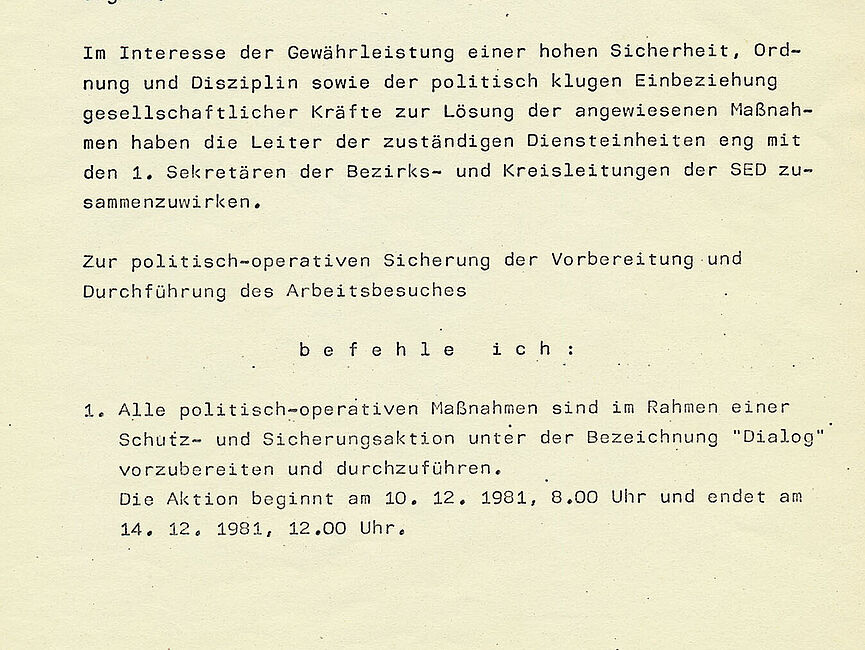Der Befehl gibt detaillierte Anweisungen zur sogenannten Absicherung des Besuchs von Bundeskanzler Schmidt in Güstrow durch die Stasi.