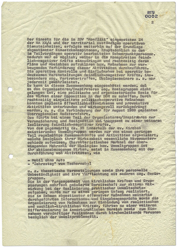 Der Bericht formuliert die Unterstütrzung von Basisgruppen durch Kirchenmitarbeiter als gegen das SED-Regime gerichtet, listet Maßnahmen der Stasi gegen Pfarrer und Gruppen auf und erklärt die Maßnahmen der Stasi als erfolgreich. Am Schluss werden zukünftige Maßnahmen aufgelistet. Seite 2