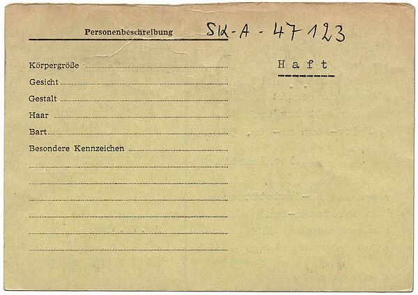 Blassgelbe Stasi-Karteikarte F 16 (Rückseite) der Archiv-Abteilung XII zu Detlev S.