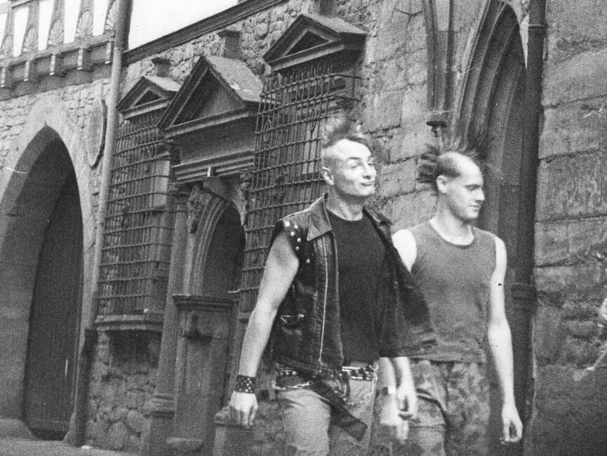 Stasi-Überwachungsfoto von Punks in der Erfurter Innenstadt 1986 - 2 Jugendliche laufend auf dem Bürgersteig vor einer Kirche