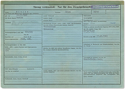 Karteikarte im Format DIN A4 quer mit persönlichen Angaben zu Erich Mielke.