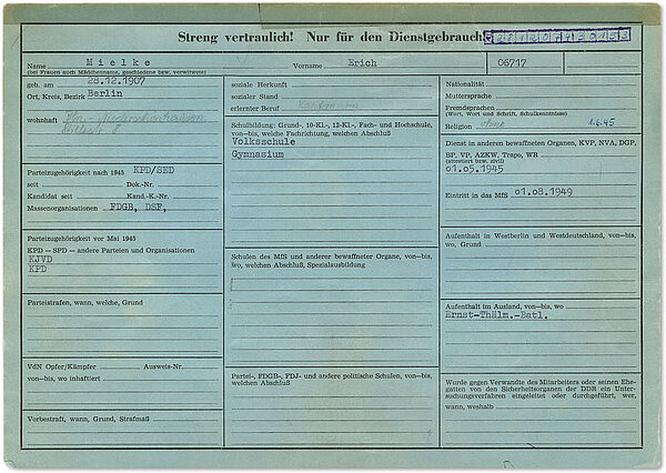 Karteikarte im Format DIN A4 quer mit persönlichen Angaben zu Erich Mielke.