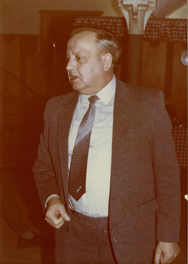 Oberst Harry Dahl, Leiter der Abt. XXII, bei einer "Jahresabschlussfeier" im "Objekt 76" in Helenenau am 28. Dezember 1982 Älterer Mann in braunem Anzug und weißem Hemd.