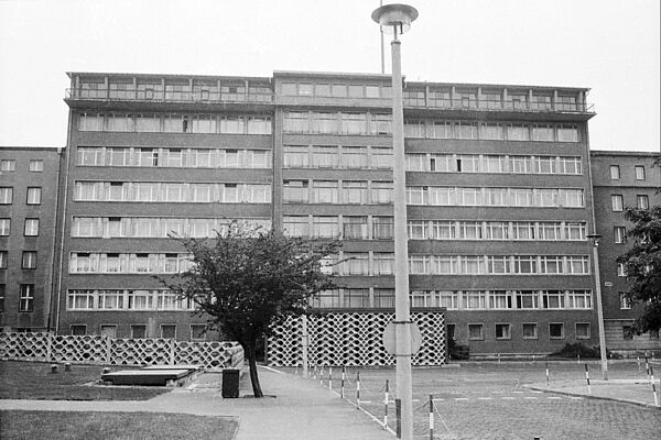 Blick auf ein achtgeschossiges Gebäude, Schwarz-Weiß-Foto