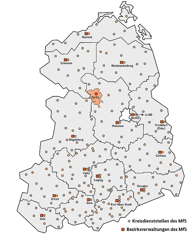 Verteilung der Stasi-Bezirksverwaltungen und -Kreisdienststellen auf dem Staatsgebiert der DDR, Stand 1989, Quelle: Bundesarchiv – Stasi-Unterlagen-Archiv / Pralle Sonne Karte der DDR mit 16 Bezirken, den jeweiligen 16 Bezirksverwaltungen und flächendeckend verteilten Kreisdienststellen der Stasi