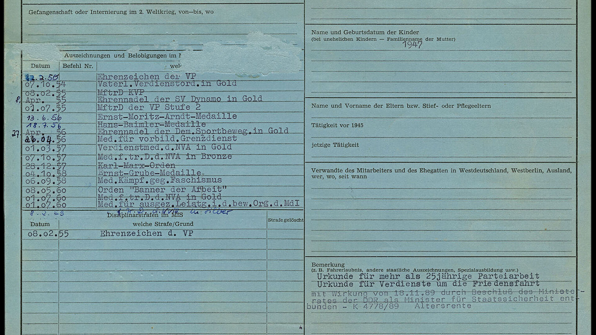 Karteikarte im Format DIN A4 quer mit persönlichen Angaben zu Erich Mielke, darunter eine Auflistung von Auszeichnungen.