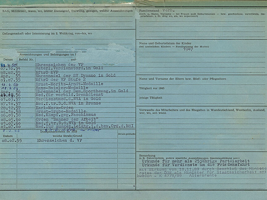 Karteikarte im Format DIN A4 quer mit persönlichen Angaben zu Erich Mielke, darunter eine Auflistung von Auszeichnungen.