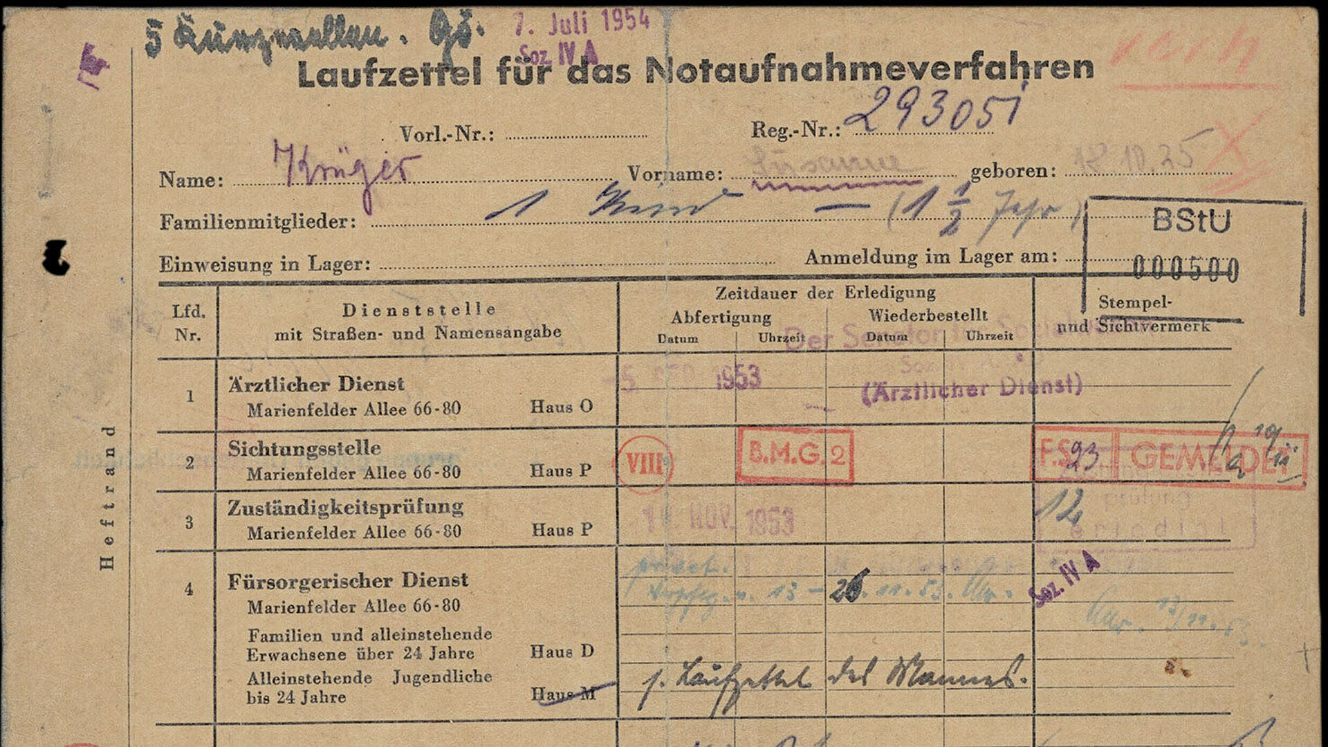 Brauner Zettel mit Eintragungen, Stempeln und Unterschriften der zahlreichen Stellen, die Flüchtende im Notaufnahmelager Berlin-Marienfelde zu besuchen hatten.