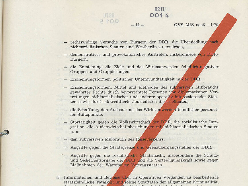 "Richtlinie 1/79 für die Arbeit mit Inoffiziellen Mitarbeitern (IM) und Gesellschaftlichen Mitarbeitern für Sicherheit (GMS)", 8. Dezember 1979 Seite der Richtlinie 1/79, die durch einen roten Querbalken als Verschlusssache gekennzeichnet ist.