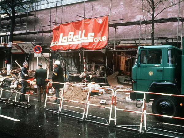 Blick von der Straße aus auf das zerstörte und abgesperrte "La Belle". rechts im Bild ein LKW der Polizei.