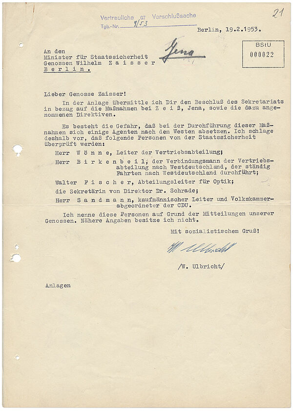 Die Abbildung zeigt einen mit Schreibmaschine verfassten Brief. Unterschrieben ist dieser handschriftlich von W. Ulbricht.