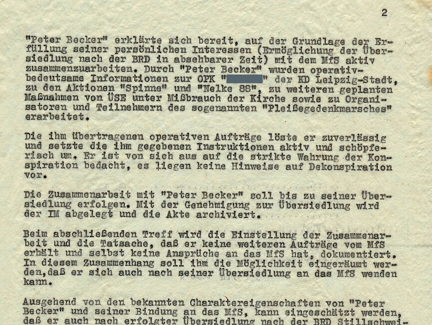 Beurteilung des IM Peter Becker: Zuerst wird seine Anwerbung und bisherige Aufträge rekapituliert und seine Zuverlässigkeit als positiv bewertet. Es wird erklärt, welche Kenntnisse der IM über die Stasi hat, wie seine geplante Übersiedlung in den Westen seitens der Stasi vorzubereiten ist und wie die Stasi die Gewährung der Übersiedlung in seinem rechtfertigt. Seite 2