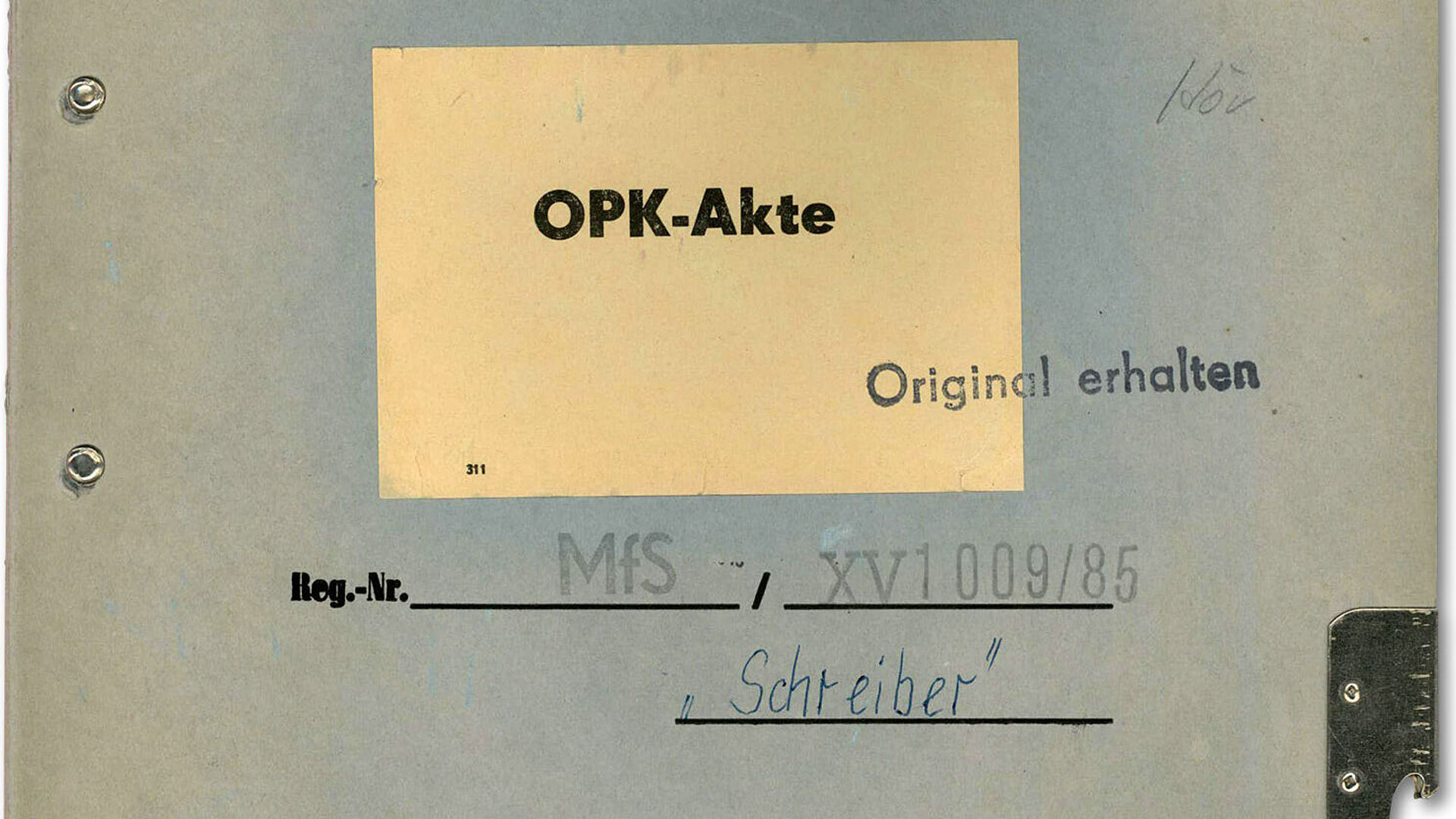 Abbildung eines Aktendeckels, auf einem Aufkleber steht "OPK-Akte", da drunter Registriernummer und andere archivarische Angaben.