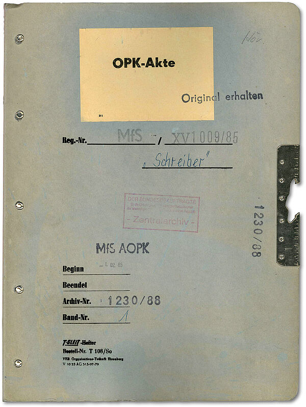 Aktendeckel der Operativen Personenkontrolle (OPK) "Schreiber" zu Gilbert Radulovic, 1985; BArch, MfS, AOPK, Nr. 1230/88 Abbildung eines Aktendeckels, auf einem Aufkleber steht "OPK-Akte", da drunter Registriernummer und andere archivarische Angaben.