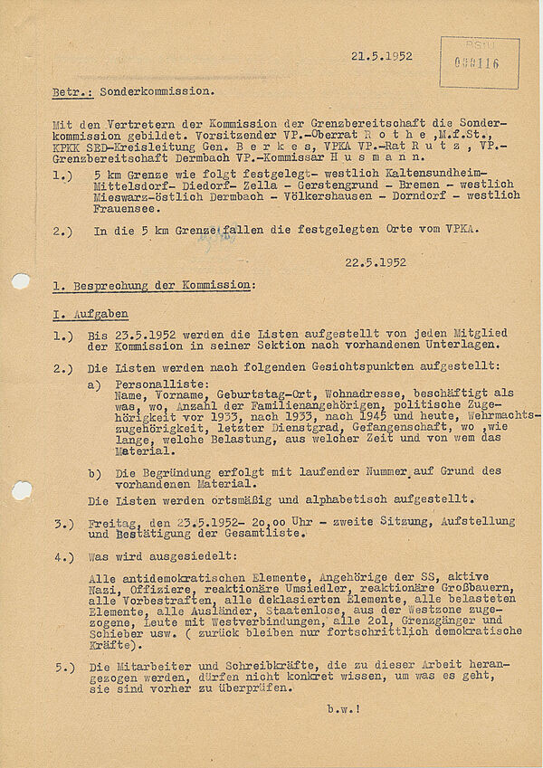 Das Dokument legt fest, dass eine Sonderkommission aus Volkspolizei, Stasi und SED-Funktionären Listen mit im betreffenden Grenzgebiet lebenden Menschen erstellen soll, um diese Menschen umzusiedeln und warum sie in die Listen aufzunehmen seien ("antidemokratische Elemente", ehemalige Nationalsozialisten). Seite 1