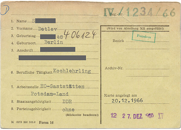 Blassgelbe Stasi-Karteikarte F 16 (oben) der Archiv-Abteilung XII zu Detlev S.