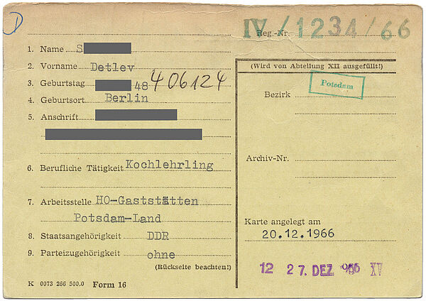 Blassgelbe Stasi-Karteikarte F 16 (oben) der Archiv-Abteilung XII zu Detlev S.