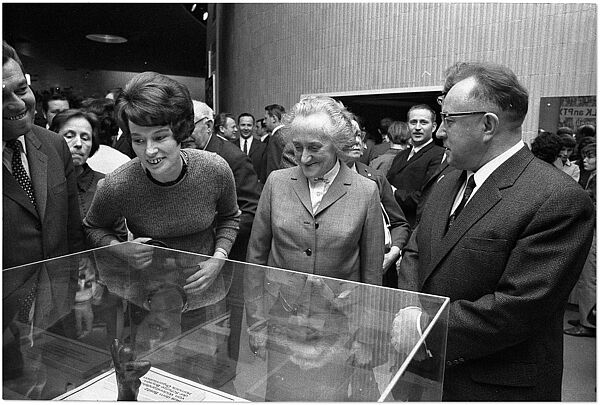 Im Foyer des Kinos Kosmos in Ost-Berlin stehen Kuckhoff, Adolphi und Mielke vor einer halbhohen Vitrine und unterhalten sich.