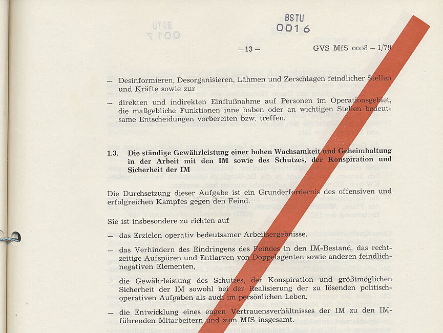 "Richtlinie 1/79 für die Arbeit mit Inoffiziellen Mitarbeitern (IM) und Gesellschaftlichen Mitarbeitern für Sicherheit (GMS)", 8. Dezember 1979 Seite der Richtlinie 1/79, die durch einen roten Querbalken als Verschlusssache gekennzeichnet ist.