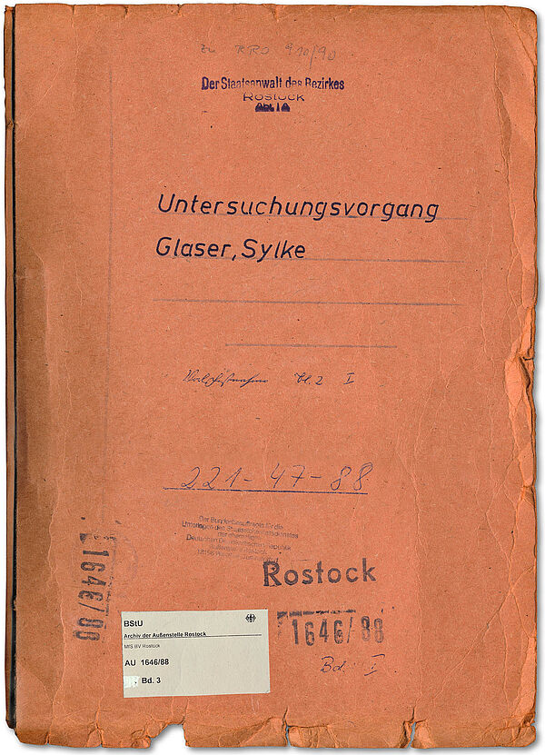 Aktendeckel zum Untersuchungsvorgang gegen Glaser; Quelle: BArch, MfS, BV Rostock, AU, Nr. 1646/88, Bd. 3 Orangefarbener Aktendeckel einer Akte der Staatsanwaltschaft des Bezirks Rostock, beschriftet mit der Aufschrift "Untersuchungsvorgang Glaser, Sylke".