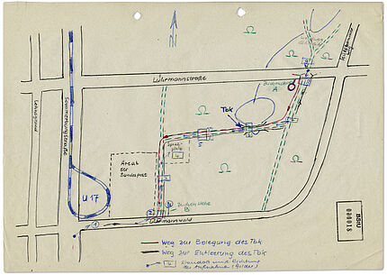 Handschriftliche Planskizze mit den Standort des Toten Briefkastens "Brücke" im Waldgebiet Lührmannwald in Essen und dessen Umgebung im Stadtgebiet. 