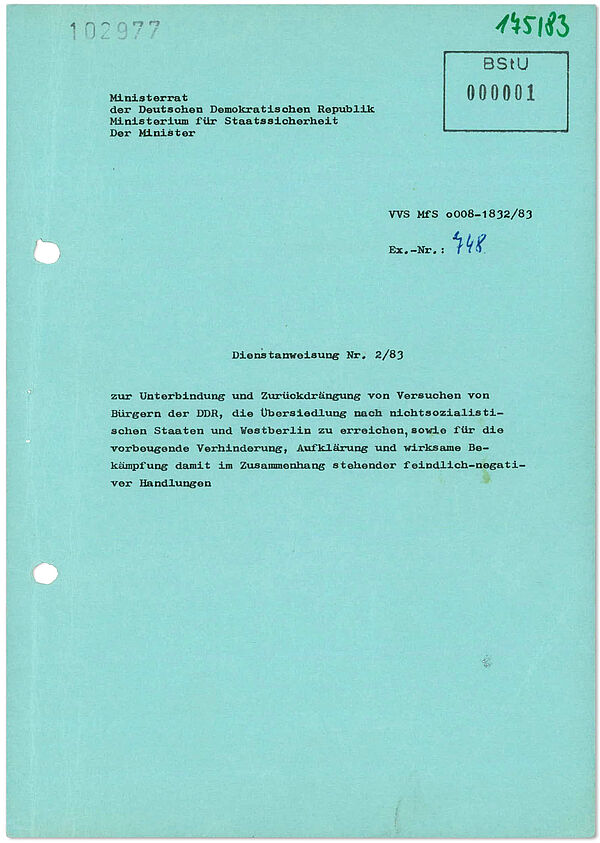 Türkisfarbige Seite eines Textdokuments. In der Mitte steht "Dienstanweisung Nr. 2/83".