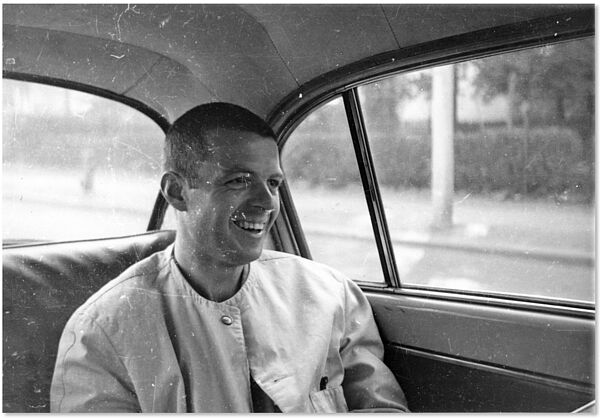 Gilbert Radulovic auf einer Dienstfahrt für den VEB Wärmeanlagenbau, Ende der 1970er-Jahre; Quelle: BArch, MfS, AU, Nr. 11980/86, Bd. 1, Bl. 200 Foto eines lachenden Mannes, der auf der Rückbank eines Autos sitzt.