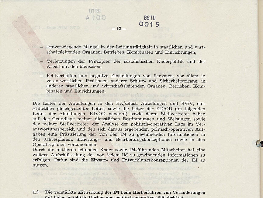 "Richtlinie 1/79 für die Arbeit mit Inoffiziellen Mitarbeitern (IM) und Gesellschaftlichen Mitarbeitern für Sicherheit (GMS)", 8. Dezember 1979 Seite der Richtlinie 1/79, die durch einen roten Querbalken auf der rückseite als Verschlusssache gekennzeichnet ist.