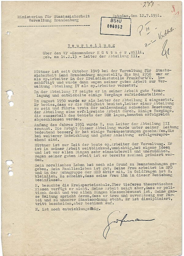 Beurteilung Willi Hüttners durch den Leiter der Stasi-Länderverwaltung Brandenburg Herrmann Gartmann, 12. Juli 1951; Quelle: BArch, MfS, KS, Nr. 20974/90, Bl. 52 Die Abbildung zeigt ein Textdokument aus einer Akte des Ministeriums für Staatssicherheit