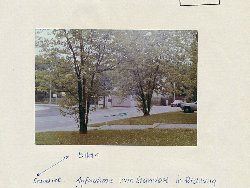 Stasi-Bildbericht zum TBK "Brücke" im Essener Lührmannwald, November 1985 Blatt mit einem Foto des Zugangs zum Waldgebiet Lührmannwald in Essen von einer U-Bahn Endhaltestelle aus.