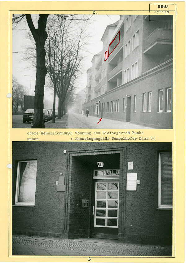 Zwei auf einem Blatt Papier aufgeklebte Schwarz-Weiß-Fotos. Auf dem oberen ist eine Häuserzeile zu sehen. Ein Balkon sowie ein Fenster im dritten Stock sind mit rotem Stift umrandet. Auf dem Gehweg ist ein roter Pfeil eingezeichnet, der auf eine Tür zeigt. Das untere Fotozeigt die Tür in Nahaufnahme.