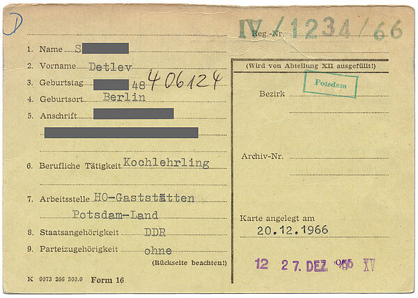 Blassgelbe Stasi-Karteikarte F 16 (Vorderseite) der Archiv-Abteilung XII zu Detlev S.