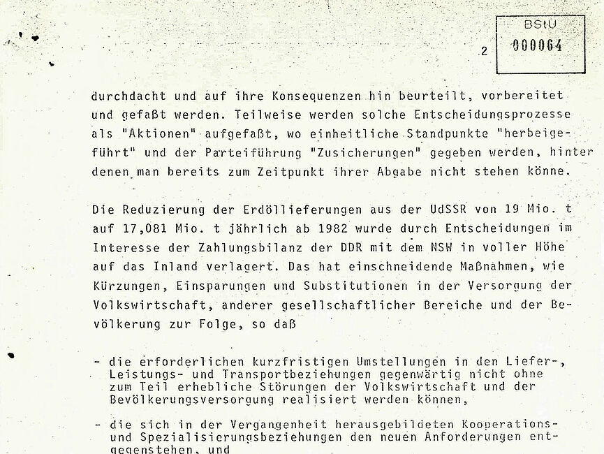 Auszug aus einer Mitteilung des Leiters der HA XVIII Alfred Kleine an Erich Mielke über die drohende Zahlungsunfähigkeit der DDR, 25. Januar 1982 Die Abbildung zeigt ein maschinell verfasstes Textdokument.