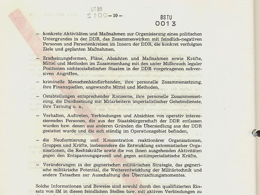 "Richtlinie 1/79 für die Arbeit mit Inoffiziellen Mitarbeitern (IM) und Gesellschaftlichen Mitarbeitern für Sicherheit (GMS)", 8. Dezember 1979 Seite der Richtlinie 1/79, die durch einen roten Querbalken auf der Rückseite als Verschlusssache gekennzeichnet ist.