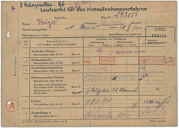 Laufzettel für das Notaufnahmeverfahren von Susanne Krüger, Notaufnahmelager (NAL) Marienfelde in West-Berlin, 1953; Quelle: BArch, MfS, GH, Nr. 108/55, Bd. 14, Bl. 500 Braunes A8 Formblatt mit Eintragungen, Stempeln und Unterschriften der zahlreichen Stellen, die Flüchtende im Notaufnahmelager Berlin-Marienfelde zu besuchen hatten.