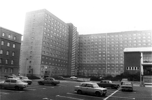 Sitz der HV A: "Haus 15" auf dem Gelände der Stasi-Zentrale in Lichtenberg, Ost-Berlin, um 1980 Blick über den zentralen Hof der Stasi-Zentrale, wo Autos geparkt sind, auf das in den 1970er-Jahren in Plattenbauweise errichtete "Haus 15" der Stasi-Zentrale. Am linken Bildrand ist "Haus 7" zu erkennen, am rechten "Haus 22".