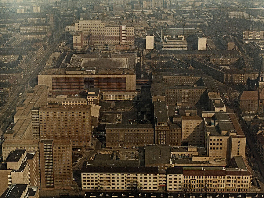 Blick über die Stasi-Zentrale und ihre Umgebung von Süd nach Nord.